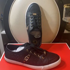 Guess Sneakers Used In Good condition.